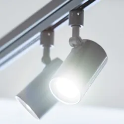 zwei schwarze LED-Schienenstrahler
