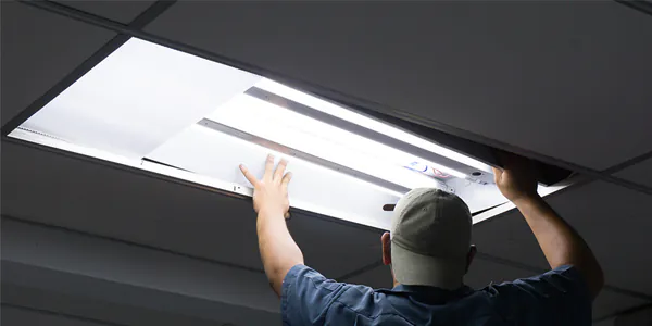 Mann baut LED-Röhre von Philips ein